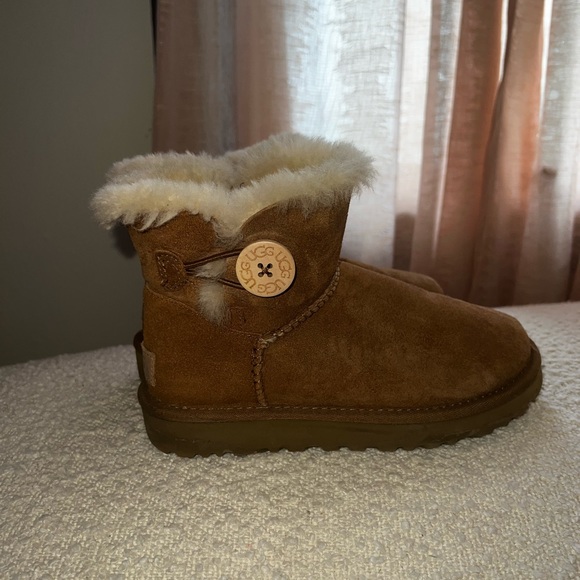 UGG BAILEY BUTTON II BOOT -CHESTNUT - Picture 2 of 6